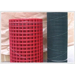 PVC涂塑电焊网又名涂塑铁丝网、浸塑围栏网、包胶钢丝网。